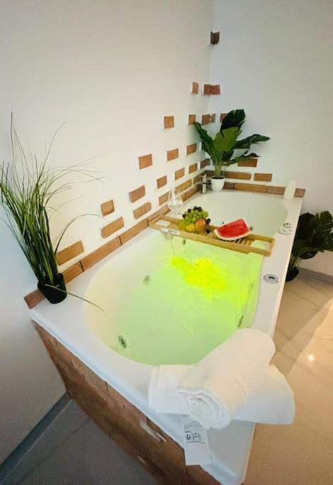 Studio Love Jacuzzi Марсилия Екстериор снимка